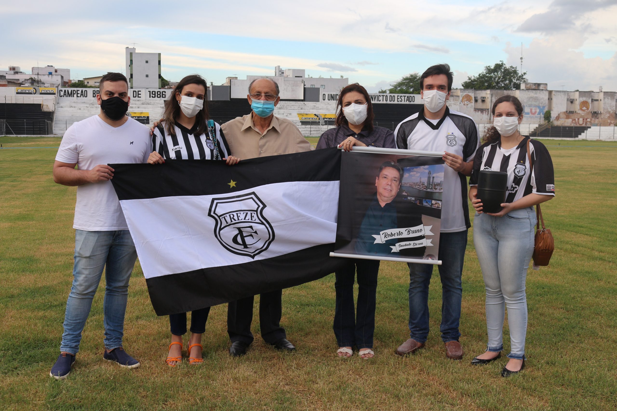 Família de torcedor do Treze falecido por Covid-19 joga as cinzas no gramado do Estádio Presidente Vargas